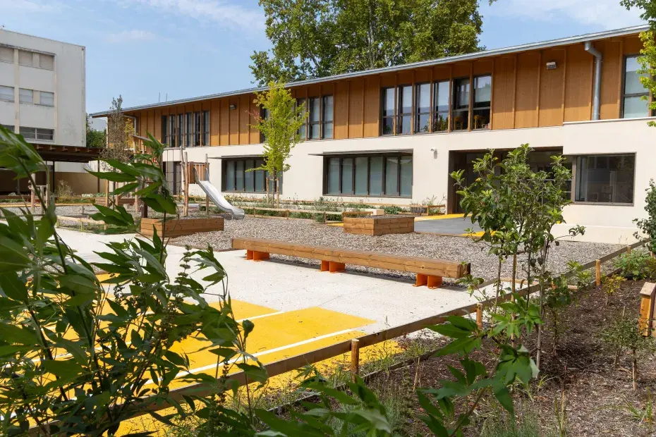 Photo de la cour buissonnière végétalisée de l’école Jean Cocteau à Bordeaux