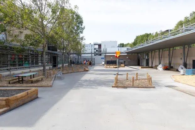 Une photo de la cour buissonnière de l'école Stendhal à Bordeaux