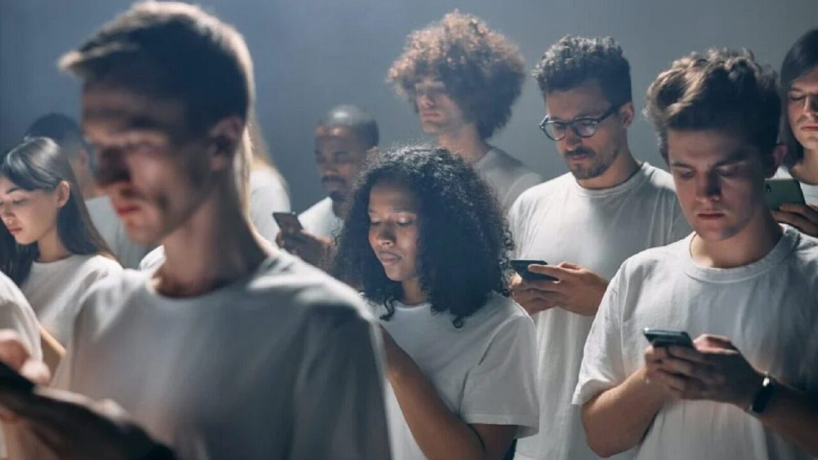 25 ans de vie passés sur un smartphone ? Cette étude tire la sonnette d’alarme sur l’addiction aux écrans