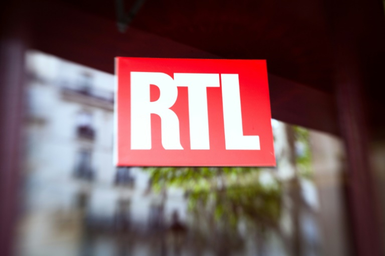 Marc-Olivier Fogiel, qui a dirigé la chaîne BFMTV pendant cinq ans, a fait son retour derrière un micro, celui de RTL, pour une interview dans la matinale de Thomas Sotto ( AFP / LOIC VENANCE )