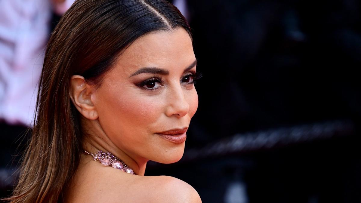 Eva Longoria, 50 ans, rayonne dans les rues de Paris avec un look casual chic