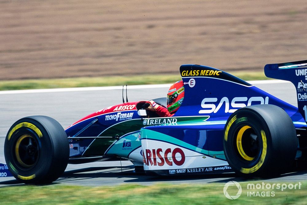 Irvine a été conservé pour 1994 mais sa saison a mal commencé, avec un accident et une suspension.