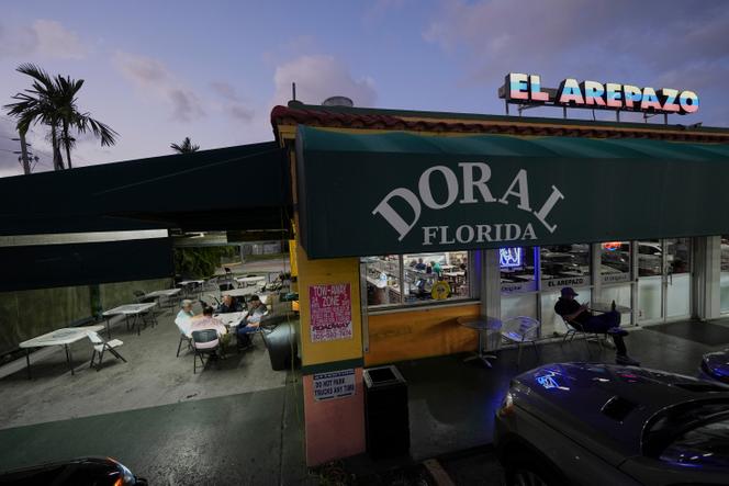 Un restaurant vénézuélien, où se réunissent de nombreuses personnes de la communauté, à Doral, près de Miami (Floride), le 2 avril 2025.
