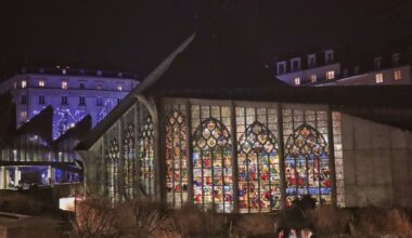 des passants de la place du Vieux Marché terrorisés