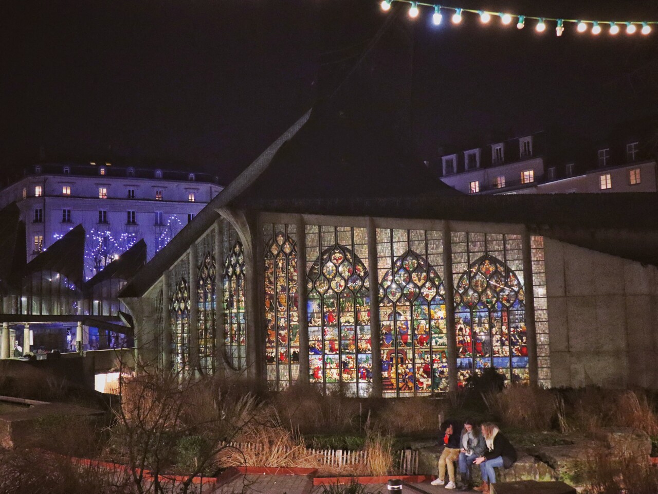 des passants de la place du Vieux Marché terrorisés