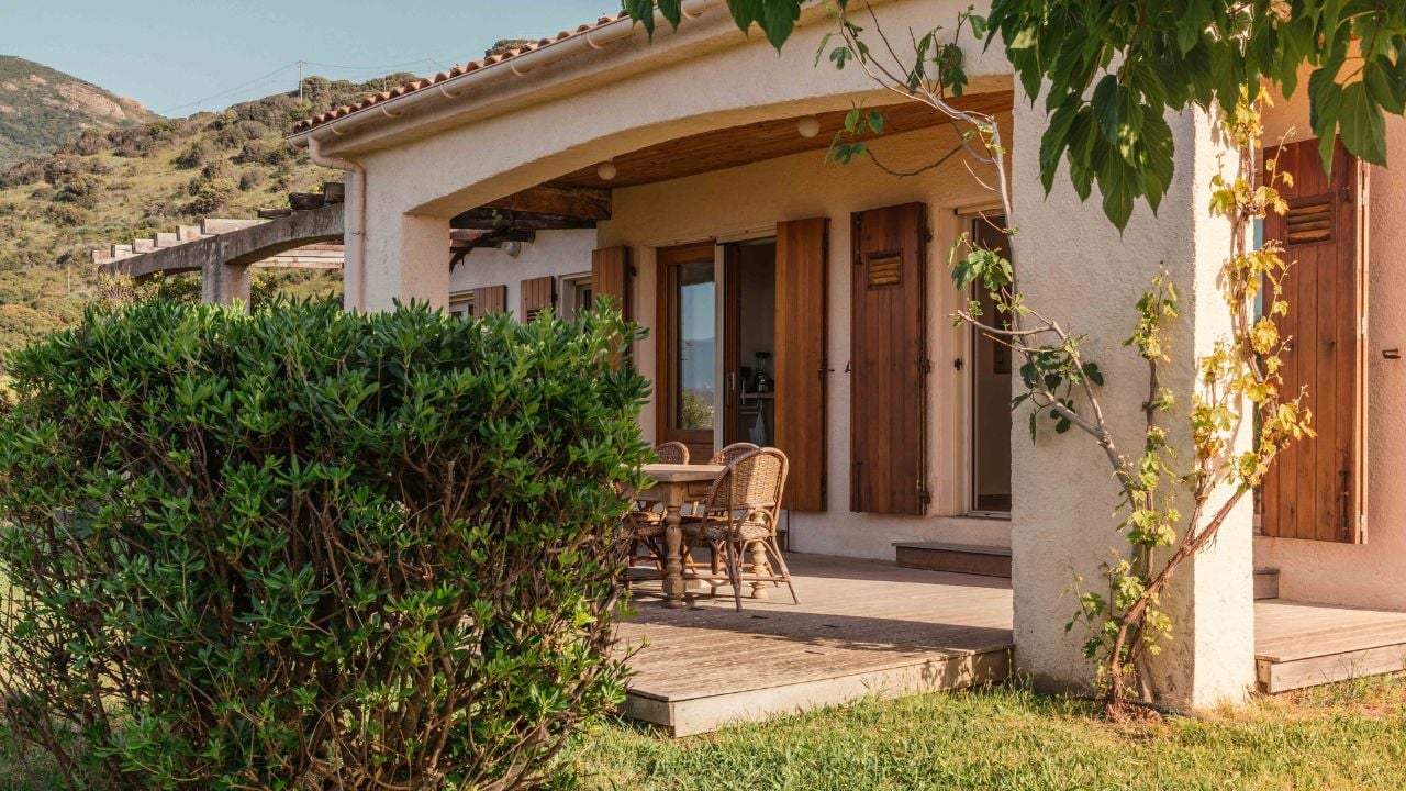 Elie Semoun :sa maison de vacances en Corse où il jardine