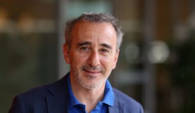 Élie Semoun papa pour la deuxième fois à 61 ans, il annonce la naissance de son fils (PHOTO)