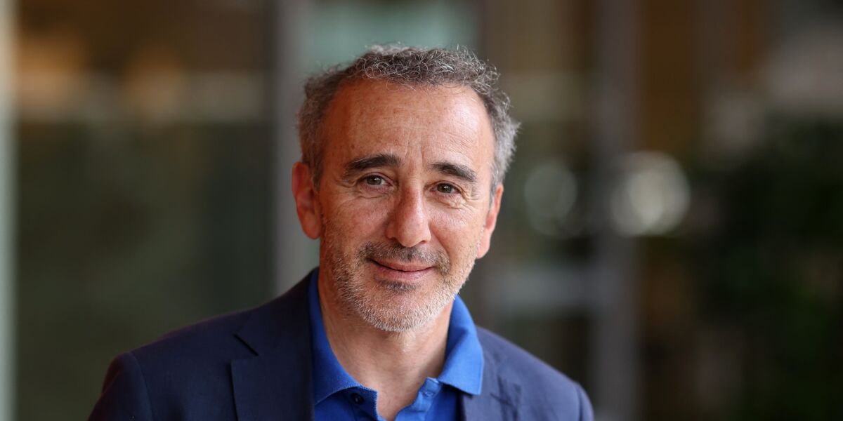 Élie Semoun papa pour la deuxième fois à 61 ans, il annonce la naissance de son fils (PHOTO)