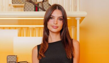Emily Ratajkowski moqué après une photo en micro-bikini quasi-invisible : "Avec des vêtements, on ne la reconnaîtrait pas" - NextPlz