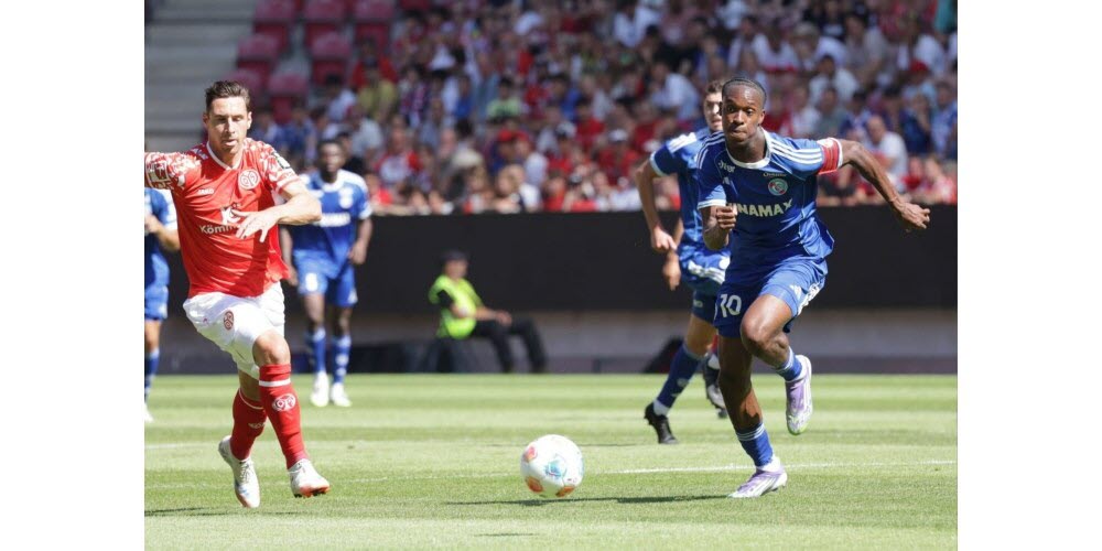 Emmanuel Emegha (à droite) s'est offert une belle occasion d'entrée de jeu, mais sa frappe a été détournée par le portier allemand. Photo Laurent Réa