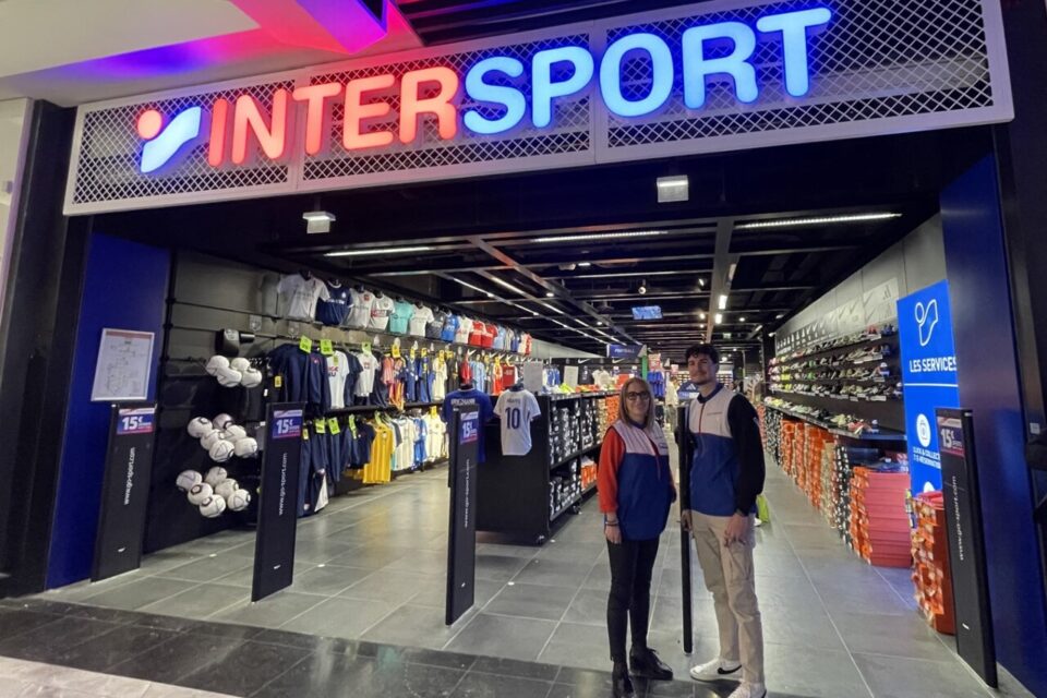 Marie et Julien, employés d'Intersport Lyon Part-Dieu, posent avec le sourire. Un vigile assure également la sécurité.