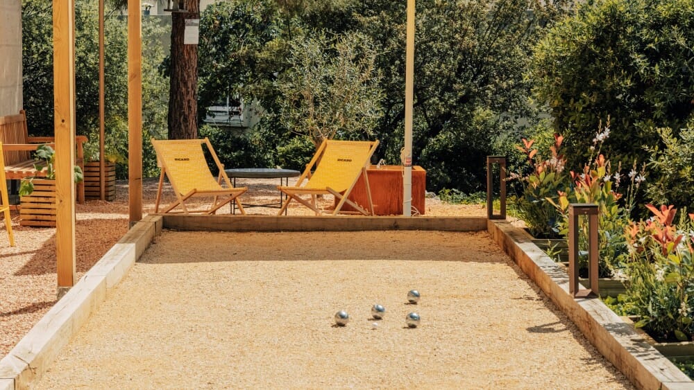 En contrebas de l'hôtel Intercontinental, un jardin méditerranéen avec un terrain de pétanque a vu le jour au printemps.