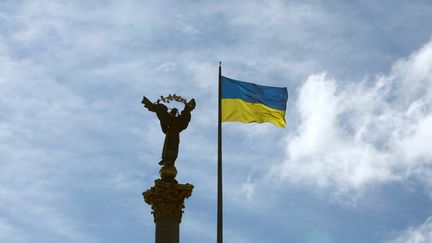Un drapeau ukrainien flotte près du monument à l'Indépendance, le 23 août 2025 à Kiev (Ukraine). (SERGEY DOLZHENKO / EPA)