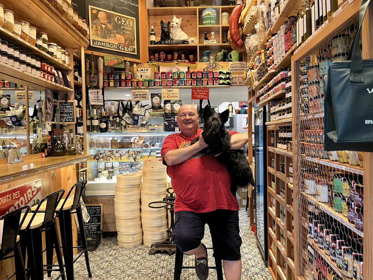 avec le chien Arold, cette épicerie cartonne
