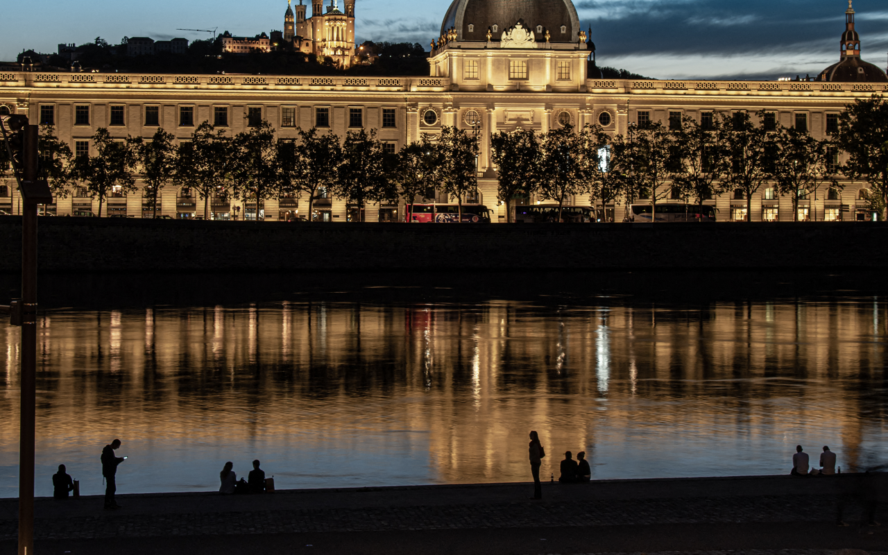 Canicule à Lyon. Des "nuits tropicales" insupportables en approche : voici à quoi s'attendre