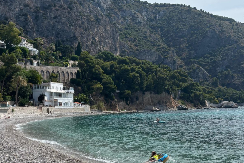 La plage de la Baie à Èze.