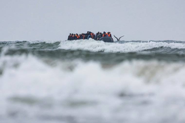 Des personnes à bord d'une embarcation de fortune tentent la traversée de la Manche au large de la plage d'Hardelot, le 13 août 2025 ( AFP / Sameer Al-DOUMY )
