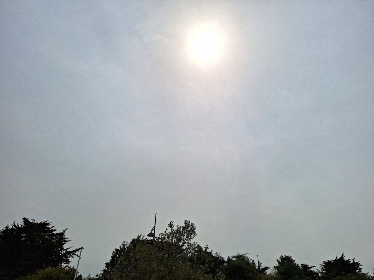 pourquoi le ciel est si voilé et la lumière est si étrange ce lundi