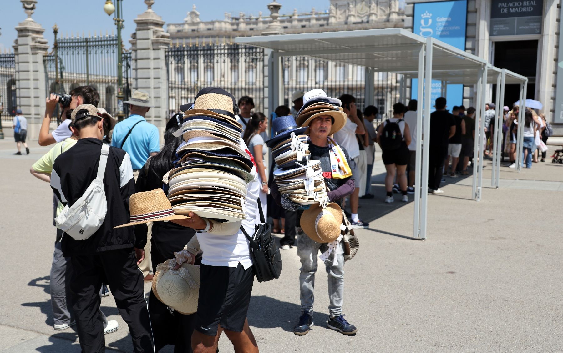 Des vendeurs de chapeaux devant le Palais royal à Madrid en pleine canicule, le 2 juillet 2025