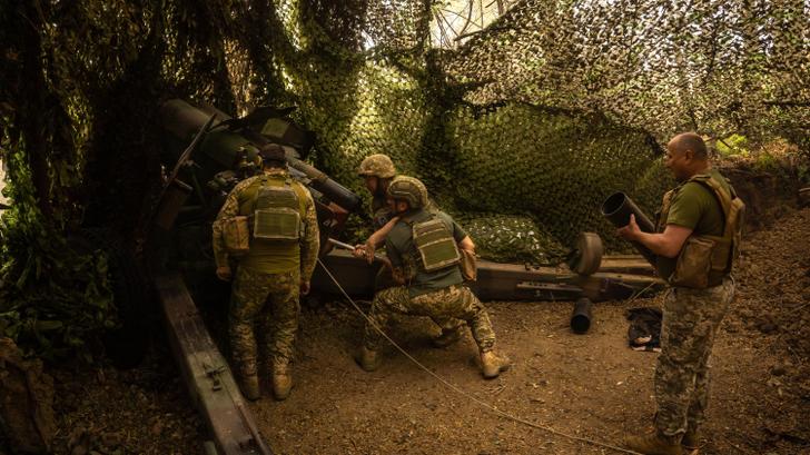 Une escouade d’artillerie ukrainienne sur la rive gauche du fleuve Dnipro à Kherson, en Ukraine, le 11 août 2025.