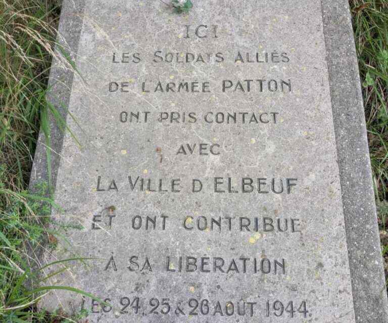 A quelques pas du sentier, une stèle commémore