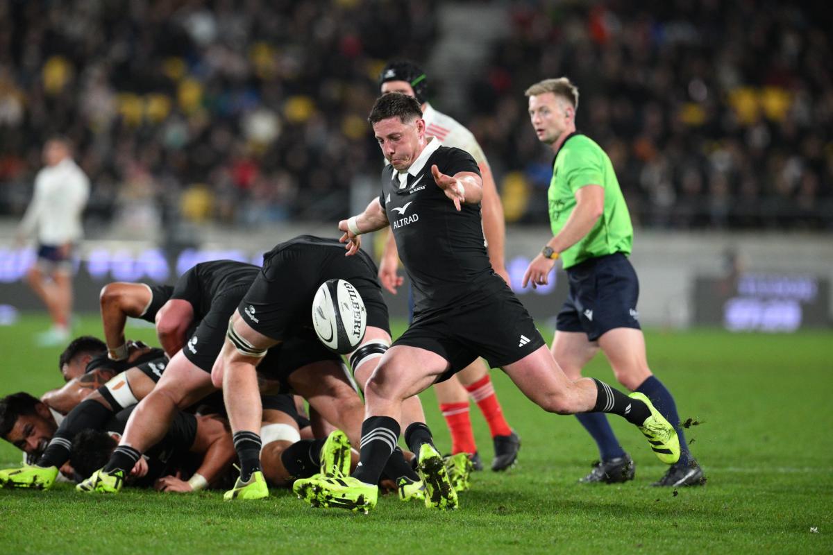 Le demi de mêlée All Black Cameron Roigard victime d'une fracture de fatigue et forfait pour l'ouverture du Rugby Championship