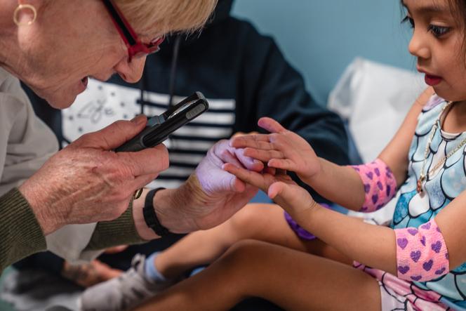 La Dr Jane C. Burns, directrice du Centre de recherche sur la maladie de Kawasaki, à l’université de Californie à San Diego, examine une fillette au Rady Children’s Hospital, à San Diego (Etats-Unis), le 24 janvier 2024.