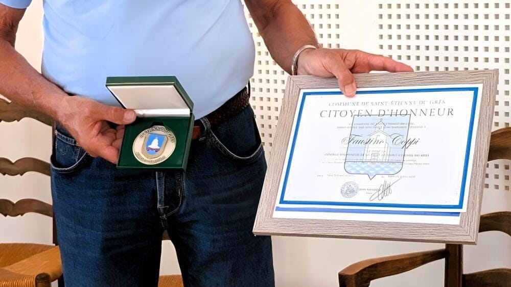 Faustino Coppi a reçu des mains du maire Jean Mangion la médaille de la ville ainsi que le titre de citoyen d'honneur.
