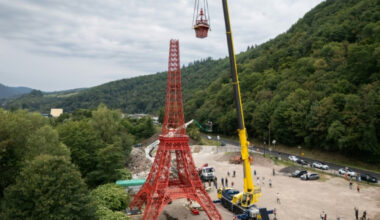 En Alsace, l'incroyable montage d'une fidèle réplique de tour Eiffel - 27/08/2025 à 20:50