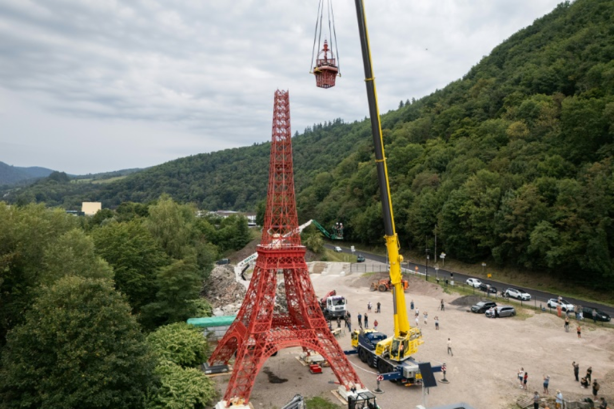 En Alsace, l'incroyable montage d'une fidèle réplique de tour Eiffel - 27/08/2025 à 20:50