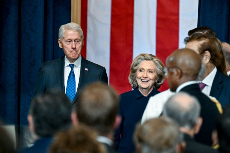 L'ex-président américain Bill Clinton, et son épouse, l'ancienne cheffe de la diplomatie américaine Hillary Clinton arrivent pour l'investiture de Donald Trump au Capitole de Washington, le 20 janvier 2025  ( POOL / Kenny Holston/The New York Times )