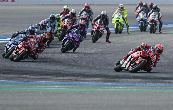 Le pilote espagnol de Ducati Marc Marquez mène le peloton lors du Grand Prix de Thaïlande de MotoGP sur le circuit international de Buriram, le 2 mars 2025.