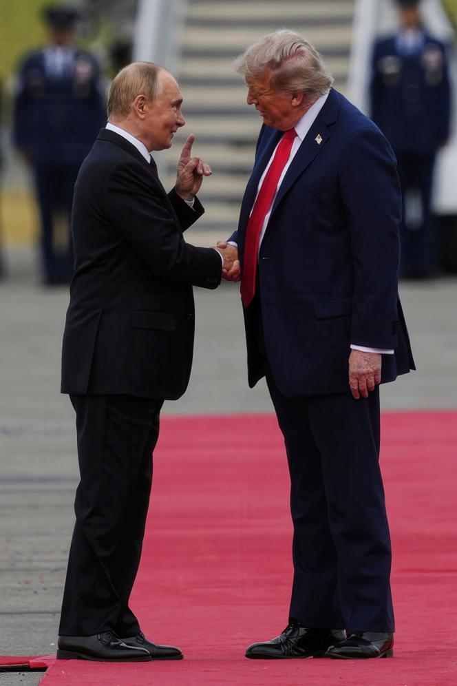 Vladimir Poutine et Donald Trump, sur le tarmac de la base militaire Elmendorf-Richardson, à Anchorage (Alaska), le 15 août 2025.