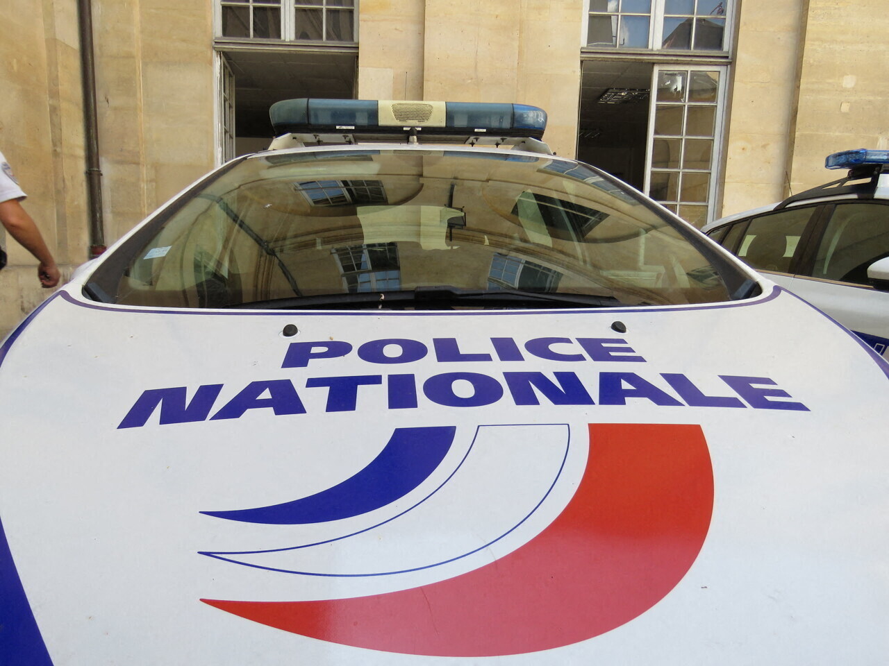 Près de Bordeaux, un individu escalade la façade d'une maison et s'introduit dans la chambre d'une adolescente