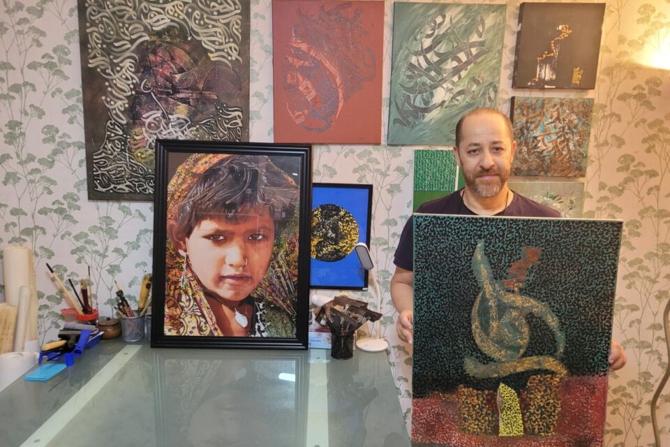 L'artiste calligraphe et plasticien, originaire de Fès, devant certaines de ses créations.
