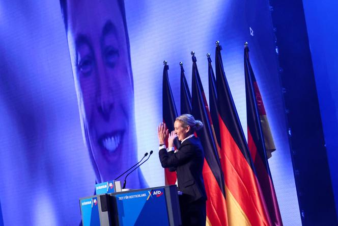 Alice Weidel, codirigeante du parti Alternative pour l’Allemagne (AfD), applaudit Elon Musk, qui participait par vidéo à son meeting à Halle, en Allemagne, le 25 janvier 2025.