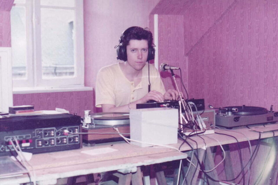 Christophe Hardy dans son studio de la rue Ville-Pépin en 1982, au lancement de la première radio pirate de Saint-Malo.