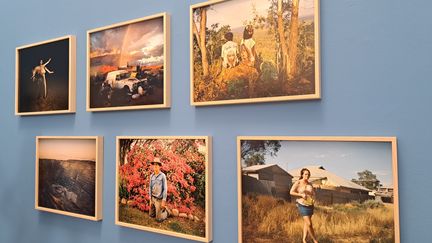 Adam Ferguson a parcouru l'outback et le bush pour photographier l'Australie rurale. Ses photos sont visibles à Arles. Août 2025 (ANNE CHEPEAU / FRANCEINFO / RADIO FRANCE)