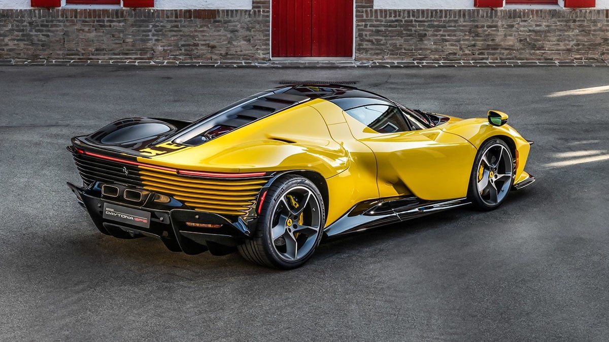 Ferrari Daytona SP3 vue arrière montrant les doubles feux horizontaux, diffuseur carbone et échappements centraux du V12 840 chevaux