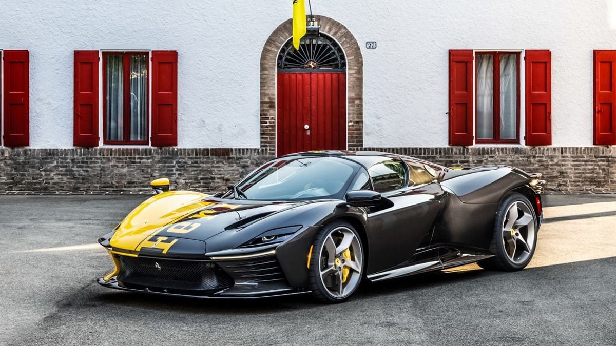 Ferrari Daytona SP3 vue avant avec calandre distinctive et phares LED intégrés dans le design minimaliste de la supercar Icona