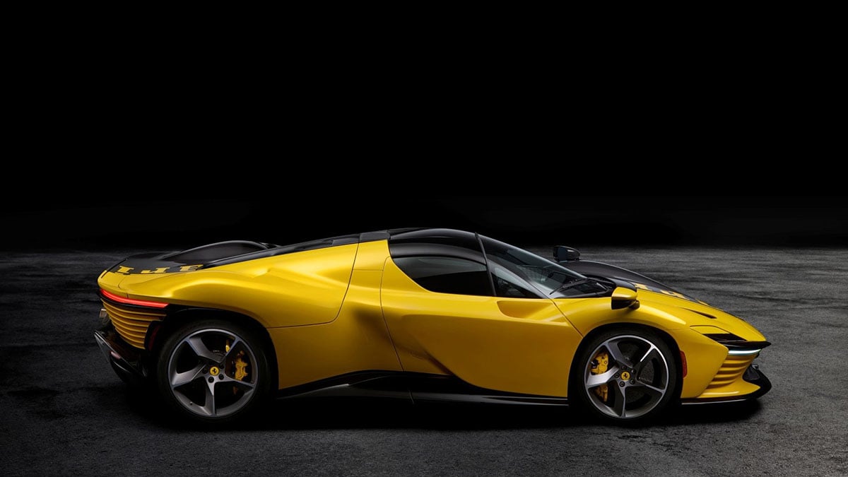 Ferrari Daytona SP3 vue de profil montrant les lignes fluides et aérodynamiques du supercar V12 atmosphérique édition limitée