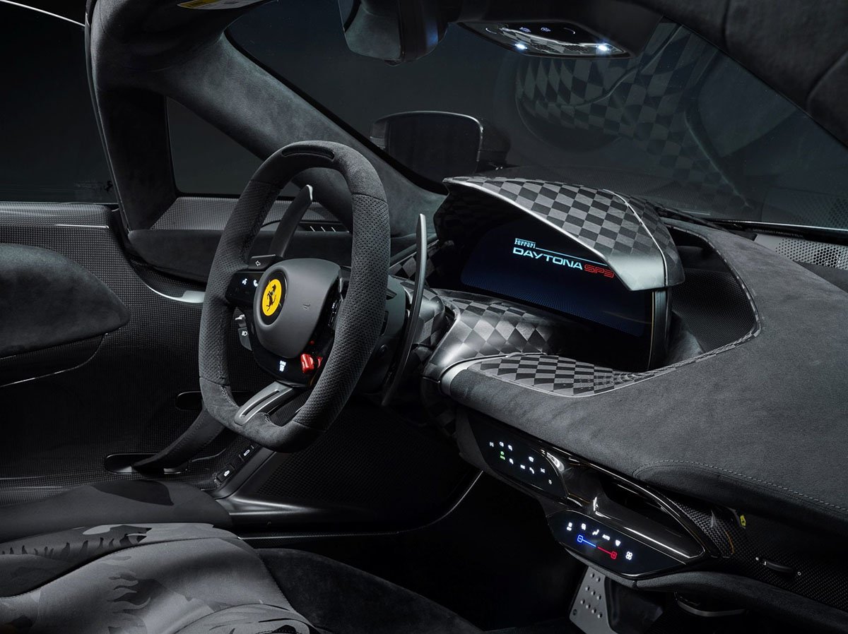 Intérieur cockpit Ferrari Daytona SP3 avec sièges baquets carbone, volant F1 et instrumentation numérique haute définition