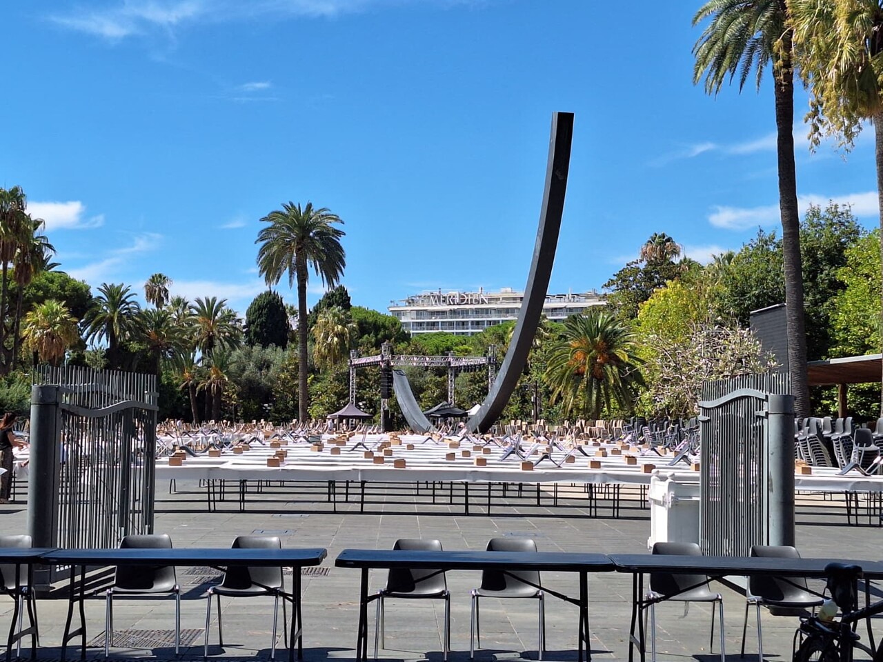 Nice. C'est quoi ces tables géantes installées par centaines sur la place Masséna ?