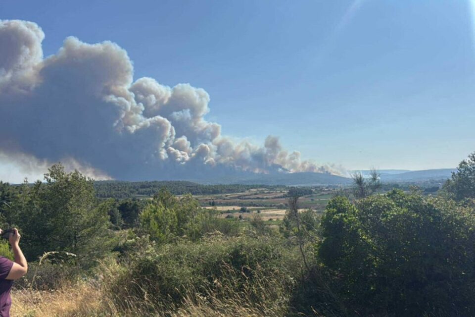 Depuis 16h15, les pompiers de l'Aude luttent contre un incendie déclaré près de Lagrasse et de Ribauté (Aude). Ils bénéficient du renfort d'un Dash.