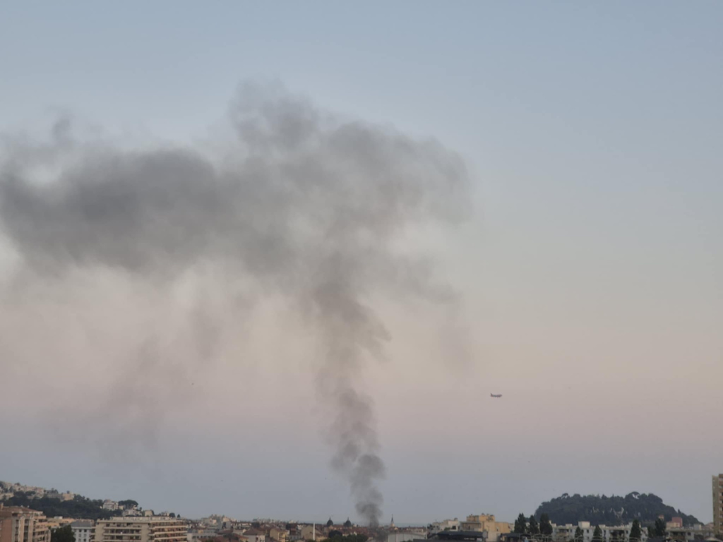 Incendie à Nice. De la fumée noire visible dans toute la ville, ce qu’il s’est passé