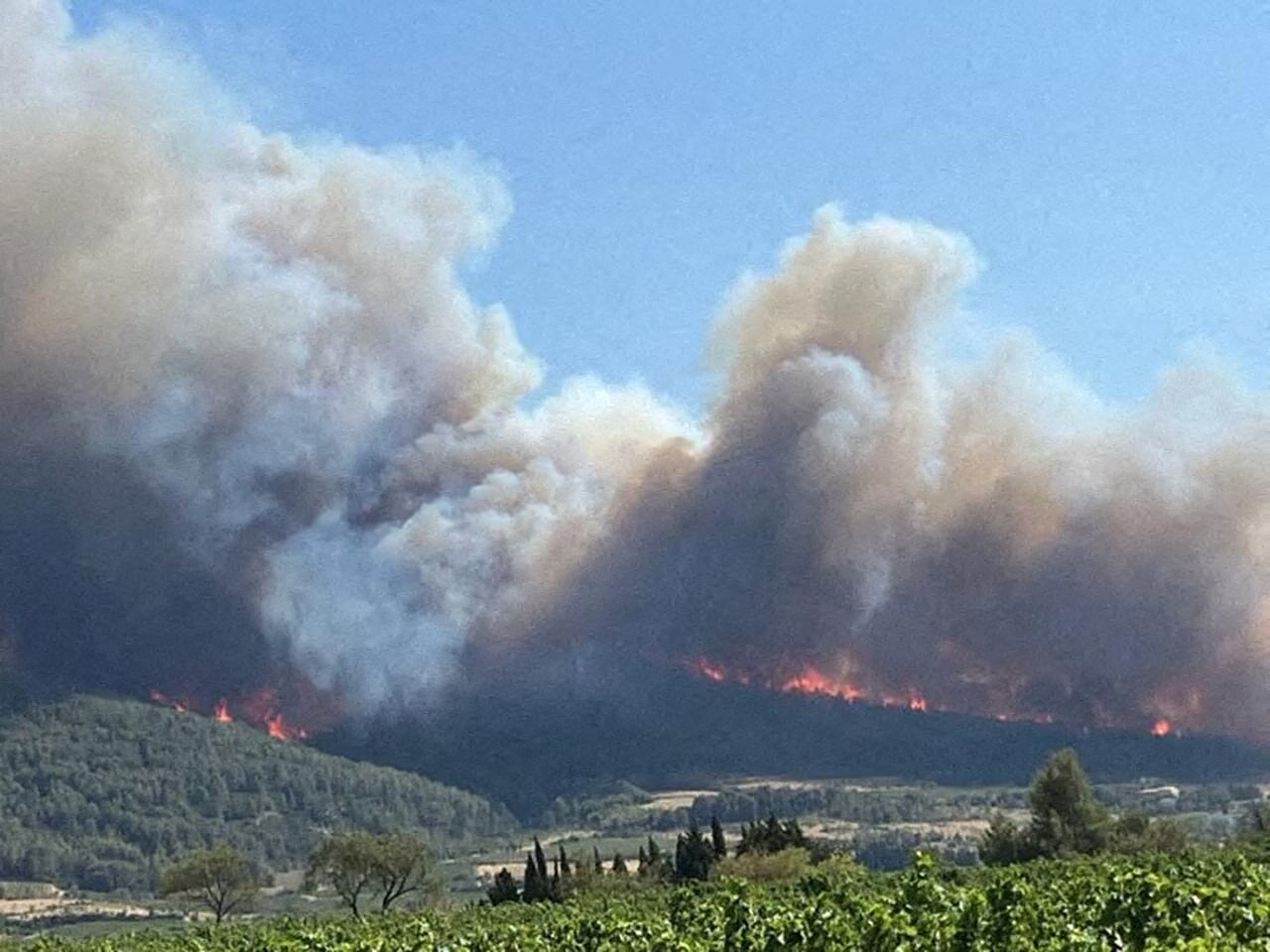 un incendie très virulent est en cours, 4500 hectares déjà dévastés