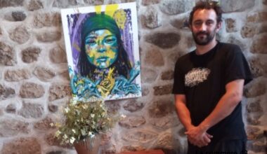 Saint-André-de-Chalencon : le grapheur de la fresque sur Louise Violet expose au Relais des Seigneurs