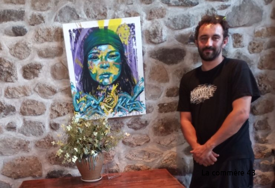 Saint-André-de-Chalencon : le grapheur de la fresque sur Louise Violet expose au Relais des Seigneurs