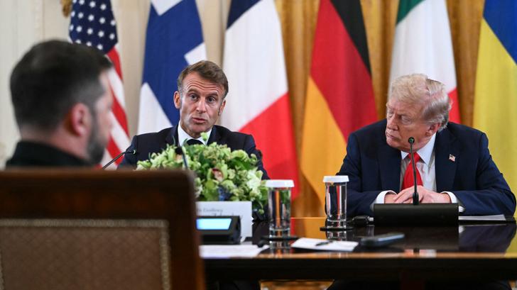 Emmanuel Macron, Donald Trump et Volodymyr Zelensky, lundi 18 août, à la Maison Blanche.
