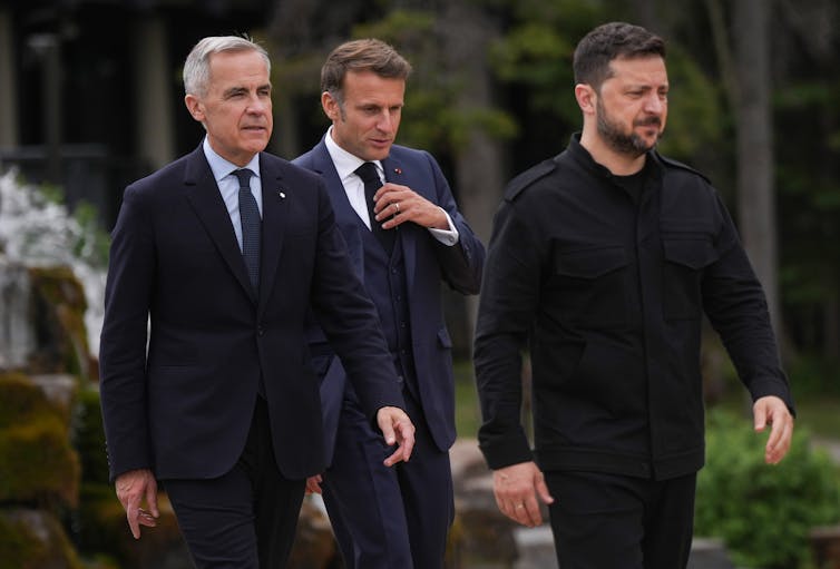 Trois hommes marchent